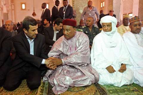 President Ahmadinejad Performs Noon Prayer at Niamey Grand Mosque 