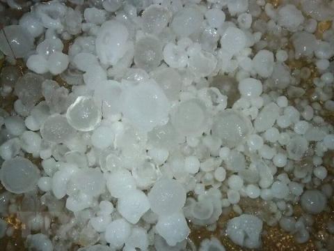 The hail in Nam Chay commune of Muong Khuong district, Lao Cai province, blanketed the ground with hailstones 1 – 1.5cm in diameter (Photo: VNA)