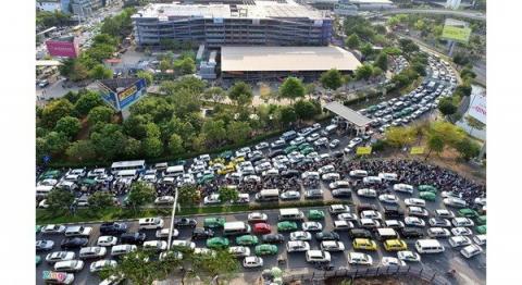 Traffic jams often occur on streets leading to Tan Son Nhat airport in HCM City. The city plans to expand the airport to both the south and north. (Photo: VNA)