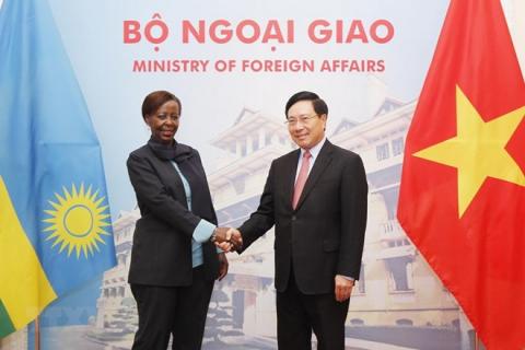 Deputy Prime Minister and Foreign Minister Pham Binh Minh (R) shakes hands with Minister of Foreign Affairs and Cooperation Louise Mushikiwabo of the Republic of Rwanda (Photo: VNA)