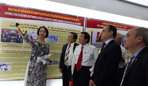 Visitors to an exhibition on Vietnam-France relations as part of the Vietnam – France Culture and Friendship Week in HCM City (Photo: voh.com.vn)