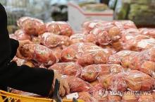 A customer picks a bag of apples at a major discount chain store in Seoul on April 1, 2024. (Yonhap)