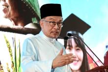 GEORGE TOWN, May 5 -- Malaysian Prime Minister Anwar Ibrahim spoke at the Closing Ceremony of the North Zone MADANI Rakyat 2024 Program and the MADANI 2024 Aidilfitri Celebration Ceremony together with the Penang State Prime Minister at Sungai Nibong Fair Grounds, on Sunday  -- photoBERNAMA