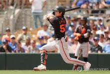 In this Getty Images file photo from March 12, 2024, Lee Jung-hoo of the San Francisco Giants takes a swing against the Los Angeles Dodgers during a spring training game at Camelback Ranch in Glendale, Arizona. (Yonhap)
