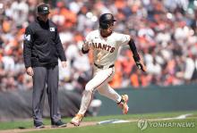 In this Getty Images photo, Lee Jung-hoo of the San Francisco Giants rounds third base on a double by Michael Conforto during a Major League Baseball regular-season game against the San Diego Padres at Oracle Park in San Francisco on April 5, 2024. (Yonhap)