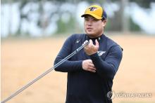 In this file photo from Feb. 25, 2024, Hanwha Eagles pitcher Ryu Hyun-jin prepares for a throwing session during spring training at Kochinda Baseball Field in Yaese, Japan. (Yonhap)