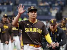 Kim Ha-seong of the San Diego Padres waves to fans before the start of an exhibition game against the South Korean national team at Gocheok Sky Dome in Seoul on March 17, 2024. (Yonhap)