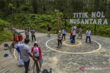 Tourists visit the Zero Point of the Nusantara Capital in Sepaku District, North Penajam Paser, E. Kalimantan. ANTARA/Bayu Pratama S/wsj.