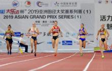 Quach Thi Lan (centre) won two golds in the women's 400m at the Asian Grand Prix Series in China (Photo: 24h.com.vn)