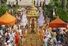 Procession of Buddha statue during Laos' traditional new year festival Bunpimay (Photo: VNA)