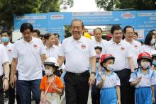 Deputy Prime Minister Truong Hoa Binh (third from left) joins the walk (Photo: VNA)