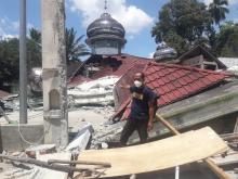 Kajai Mosque of West Pasaman District, W Sumatra Province collapsed after 6.2 magnitude earth quake jolt on Friday (Feb 25). (Antara/Altas Maulana)