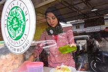 A food vendor sells halal meals in Riau, Indonesia. ANTARA FOTO/FB Anggoro/aww/aa.