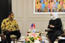 Minister of Manpower Ida Fauziyah (right) hosting Malaysia's Minister of Human Resources Saravanan Murugan at the ministry office in Jakarta on Monday (Jan 24, 2022). ANTARA/HO-Kemnaker.