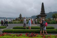 Tourists visit Ulun Danu Beratan Temple in Tabanan, Bali on Wednesday (October 20, 2021). ANTARA PHOTO/Nyoman Hendra Wibowo/hp.