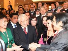 Party General Secretary Nguyen Phu Trong meets OVs in "Homeland Spring" programme (Photo: VNA)