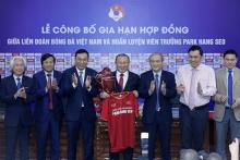 Park Hang-seo (third from right) and officials of the Vietnam Football Federation at the contract signing ceremony. (Photo courtesy of VFF)
