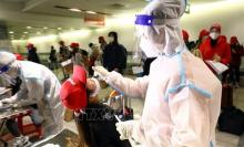 Passengers have nasal swabs taken for COVID-19 testing at Noi Bai International Airport in Hanoi. (Photo: VNA)