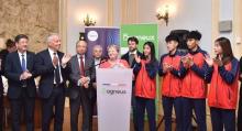 Mayor of Bagneux city Hélène Amiable welcomes young Vietnamese taekwondo athletes. (Photo: VNA)