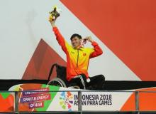 Swimmer Vo Thanh Tung at the medal podium (Photo: VNA)