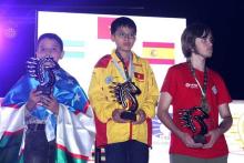 Vo Pham Thien Phuc (C) wins a gold medal in the blitz event of U14 male (Photo: nld.com.vn)