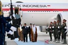 President Prabowo Subianto arrives at Abu Dhabi Airport, United Arab Emirates, on Wednesday afternoon local time (Feb 25, 2026). (ANTARA)