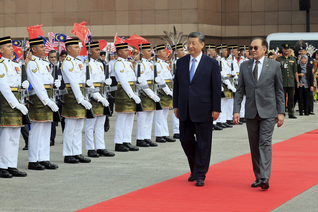 SEPANG, April 17 -- Prime Minister Datuk Seri Anwar Ibrahim and Chinese President Xi Jinping inspect the guard of honour by the First Battalion Royal Ranger Regiment (Ceremonial) at the Bunga Raya Complex, Kuala Lumpur International Airport (KLIA) today.  Xi departed Malaysia for Cambodia today after concluding a three-day state visit.  -- fotoBERNAMA (2025) COPYRIGHT RESERVED