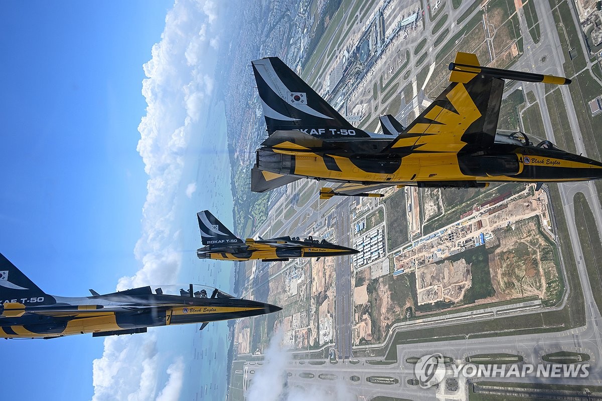 Black Eagles at Singapore Airshow