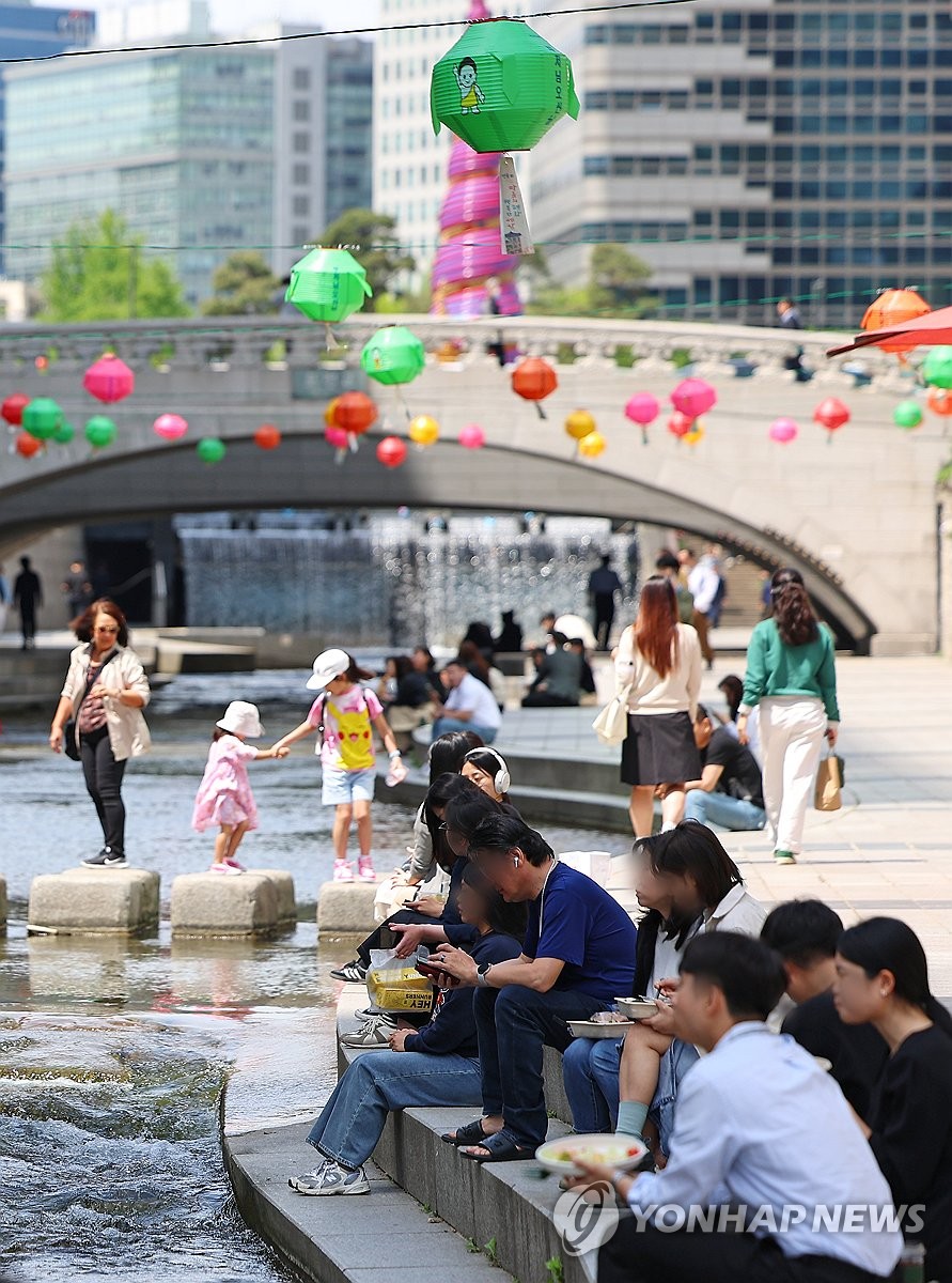 Lunch at Cheonggye Stream