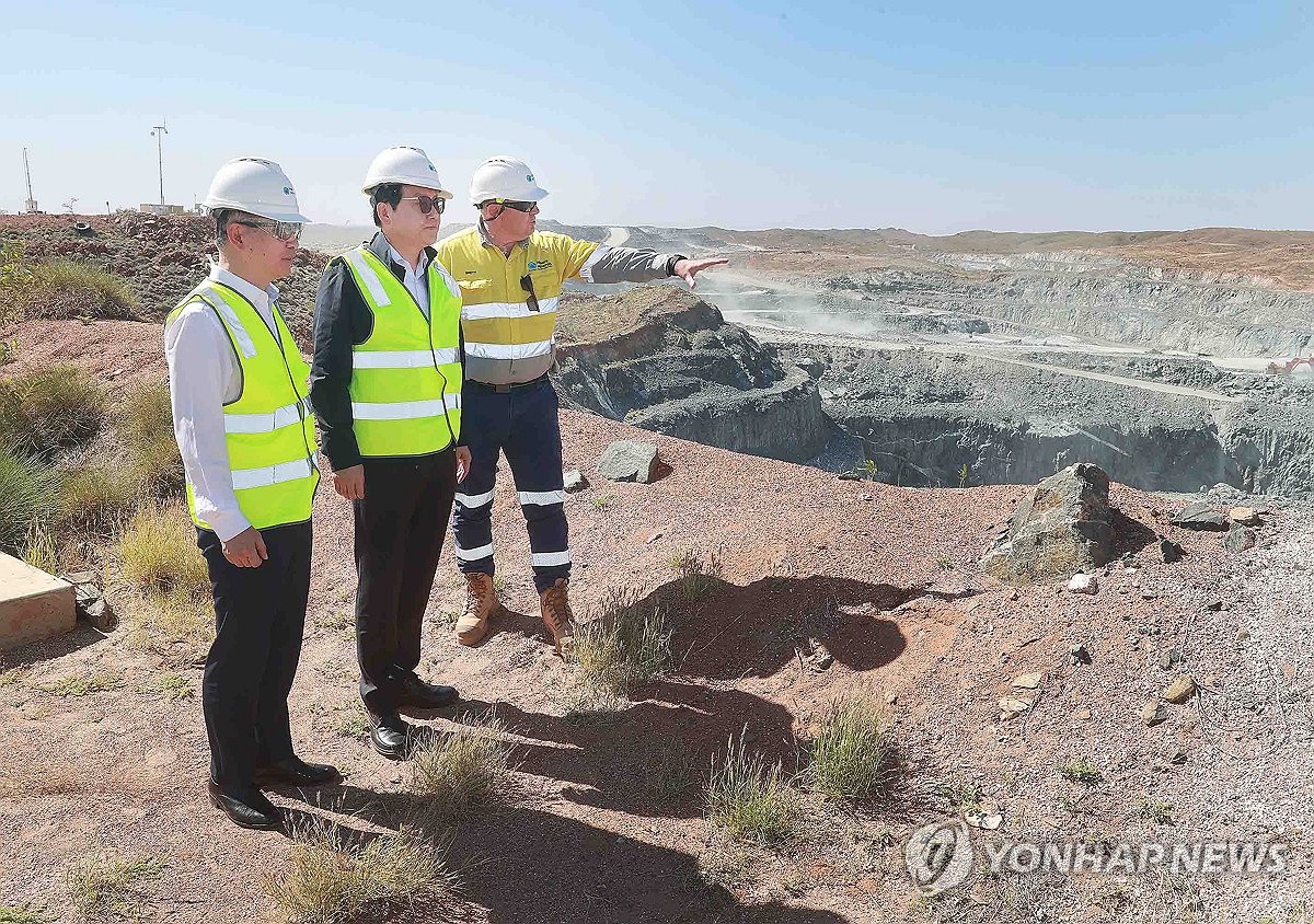 Trade minister visits Australian lithium mine