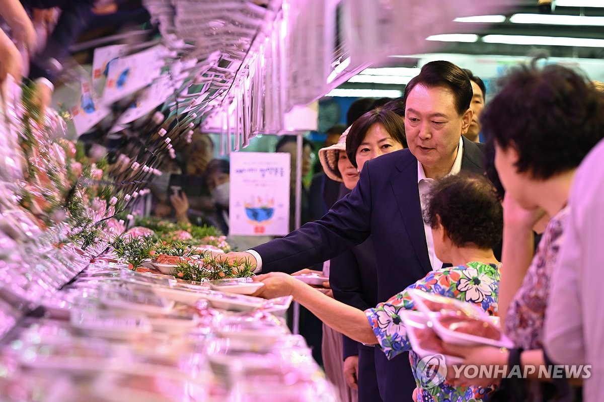 Yoon inspects prices ahead of Chuseok holiday