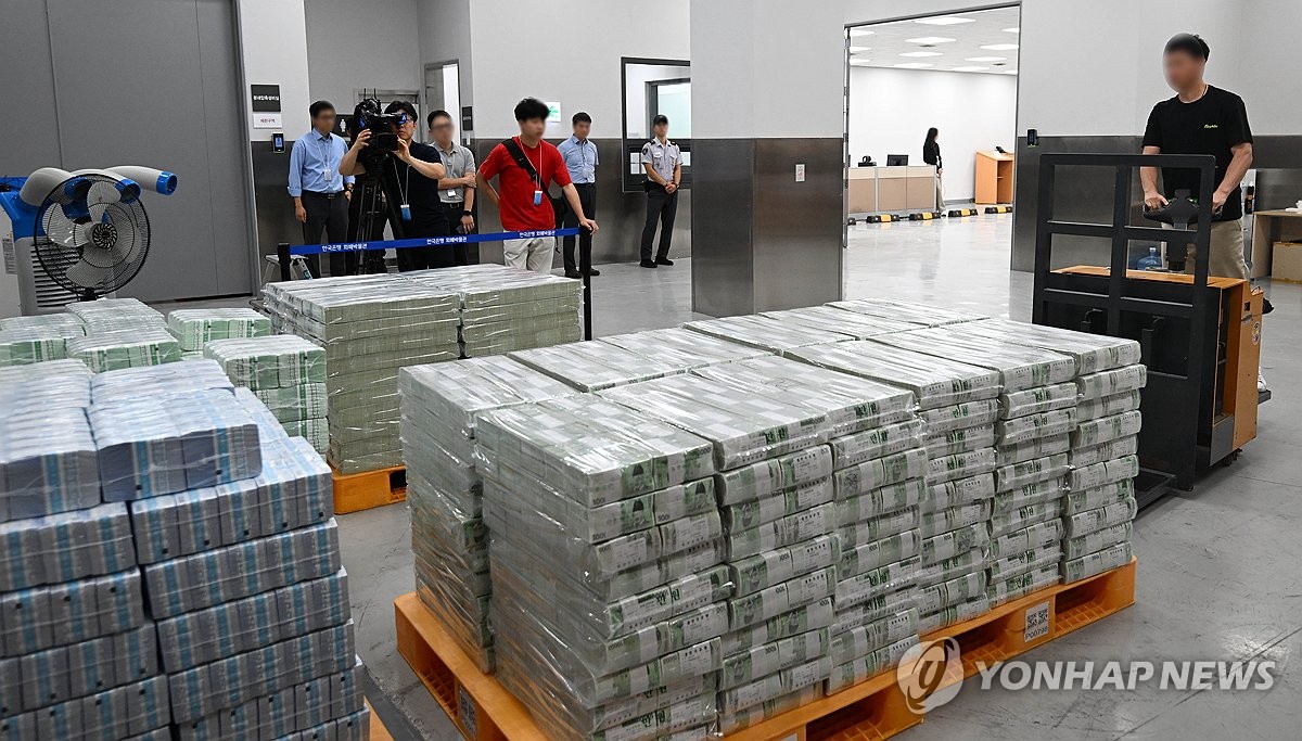 Central bank supplies cash to meet holiday demand