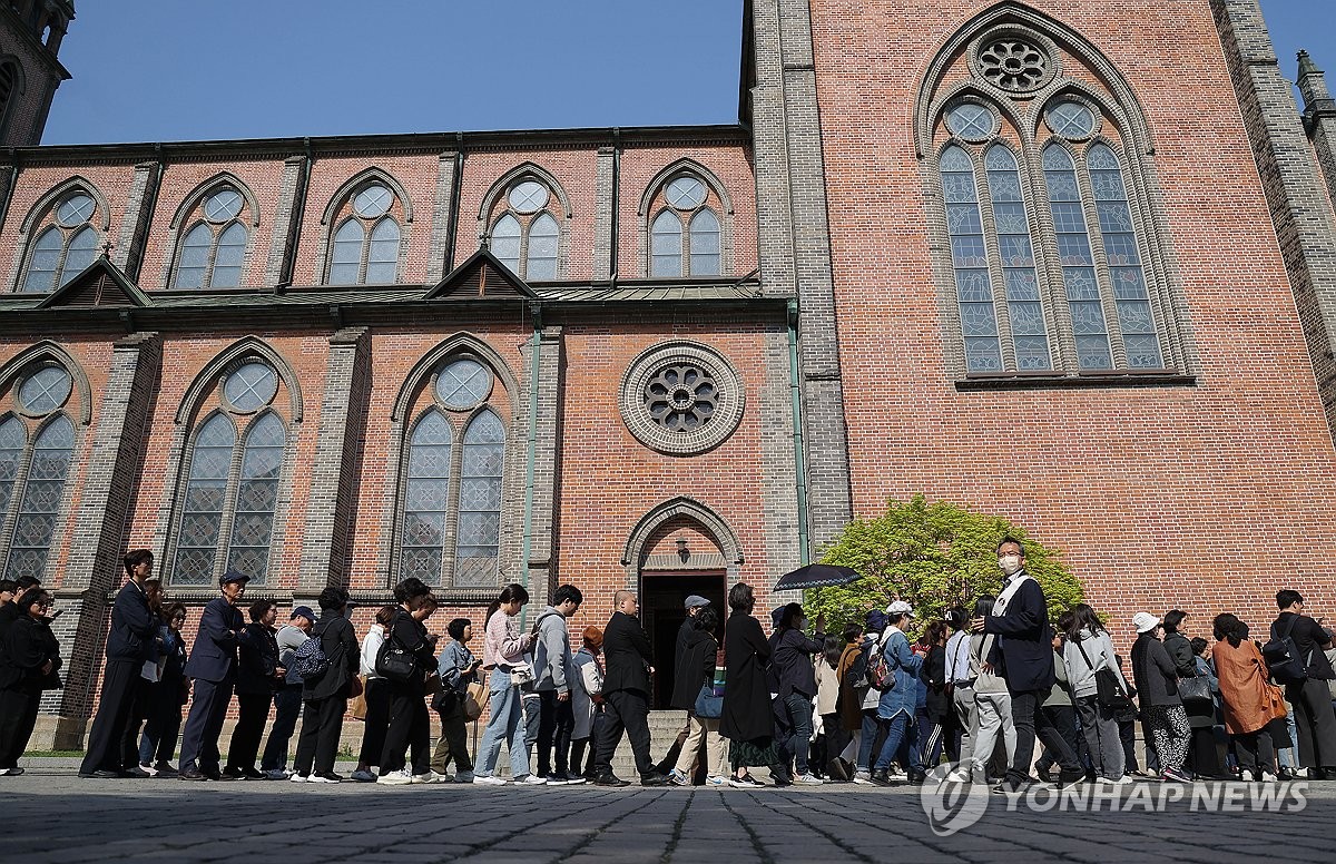 People pay tribute to late Pope Francis