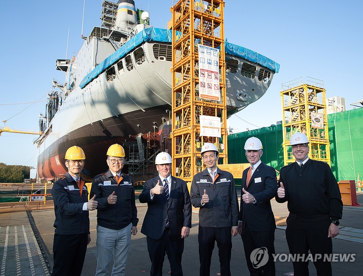U.S. Navy secretary visits Hanhwa shipyard