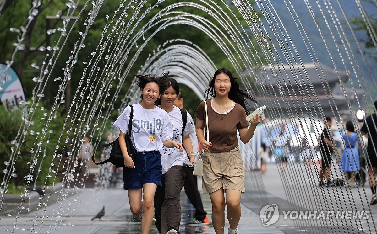 Water fountain tunnel