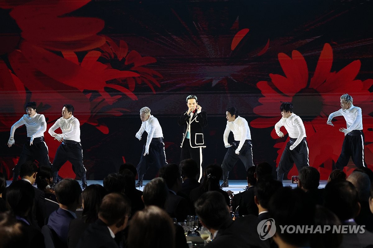 G-Dragon performs at APEC summit dinner