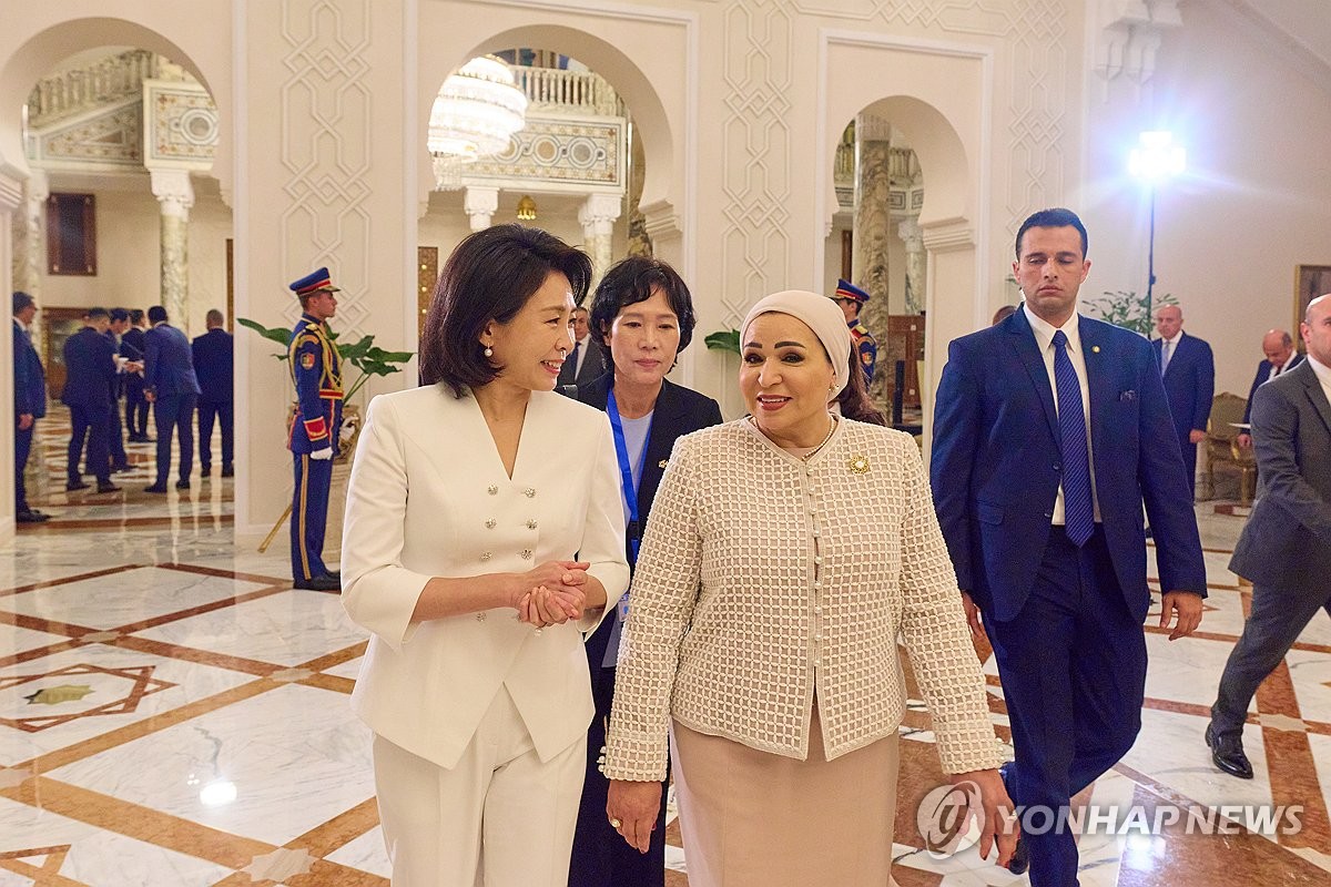 First ladies of S. Korea, Egypt meet