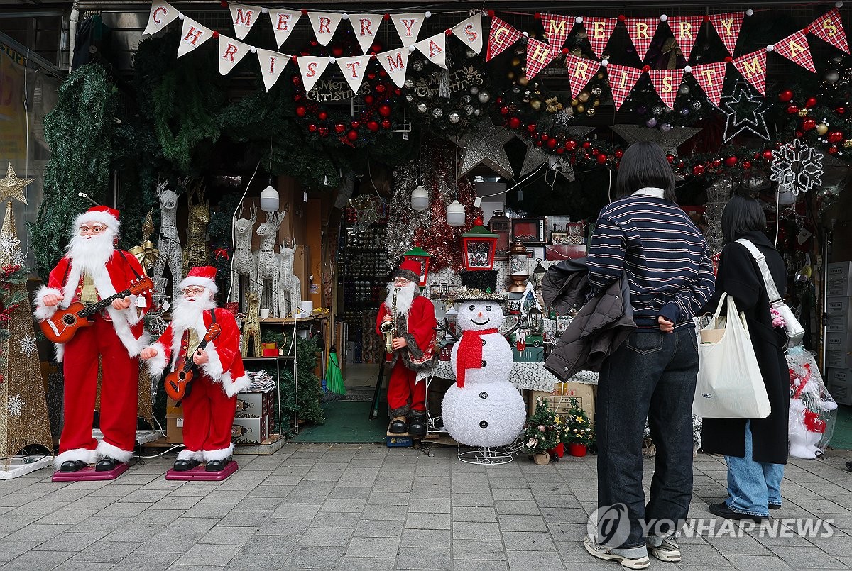 Christmas ornaments at Namdaemun Market