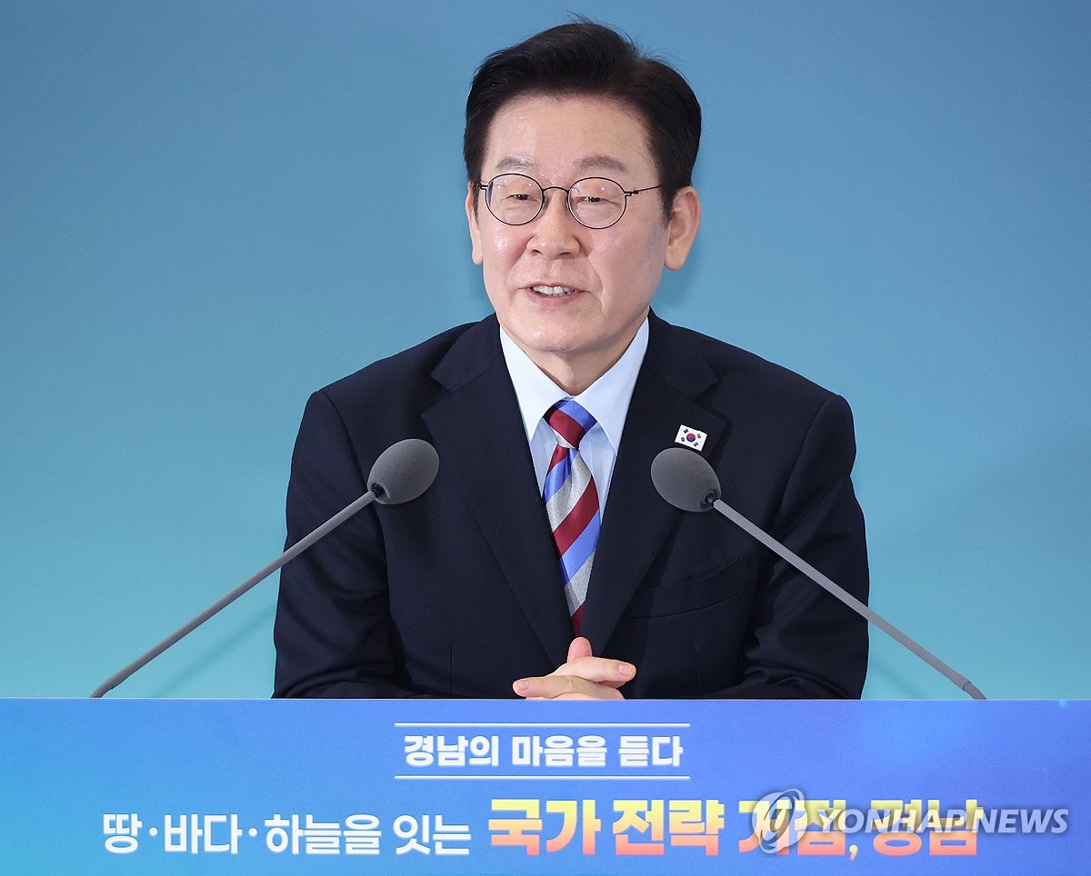 Lee attends town hall meeting