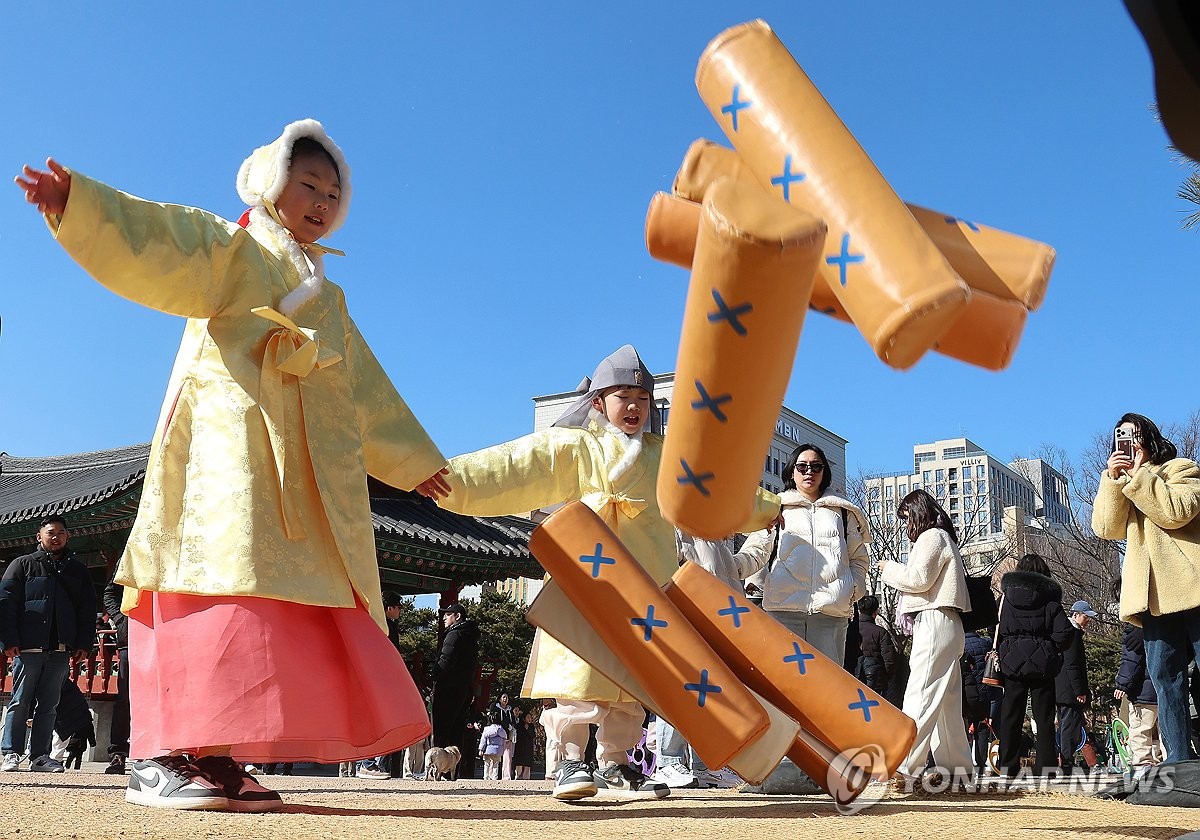 'Yut nori' on Lunar New Year's holiday