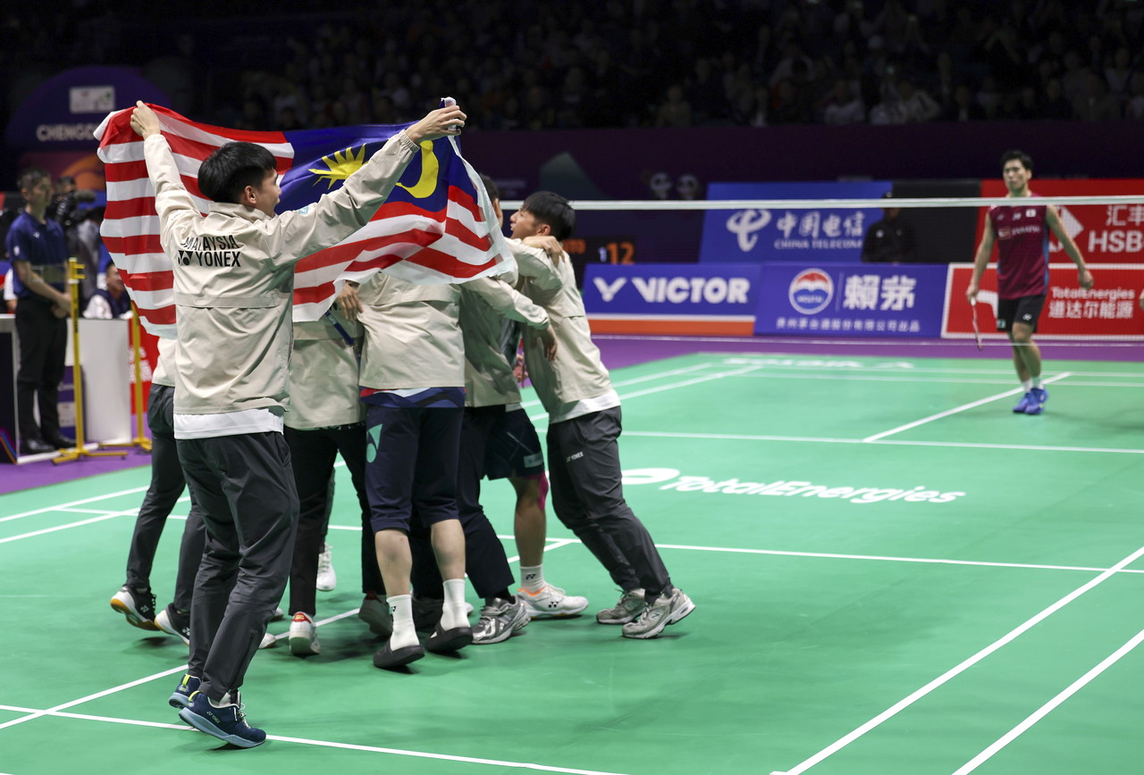 CHENGDU, May 2 -- The Malaysian national team players and coaching staff celebrate the victory of the men's doubles pair, Nur Izzuddin and Goh Sze Fei, who successfully defeated the Japanese pair Akira Koga and Taichi Saito in the quarterfinals of the 2024 Thomas Cup Badminton Championship at the Chengdu High-tech Zone Sports Center Thursday.  The result of the match saw Nur Izzuddin and Goh Sze Fei winning with scores of 21-18, 15-21, 21-12.
