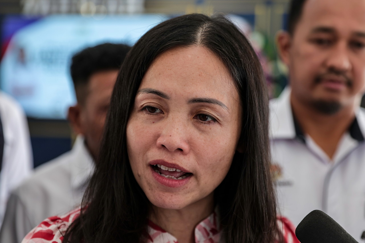 KULAI, Jan 26 -- Deputy Minister of Communications who is also Kulai Member of Parliament, Teo Nie Ching speaks to reporters after the Presentation Ceremony of Early Schooling Assistance at Sekolah Kebangsaan Putra Utama here today. --photoBERNAMA (2026) COPYRIGHT RESERVED