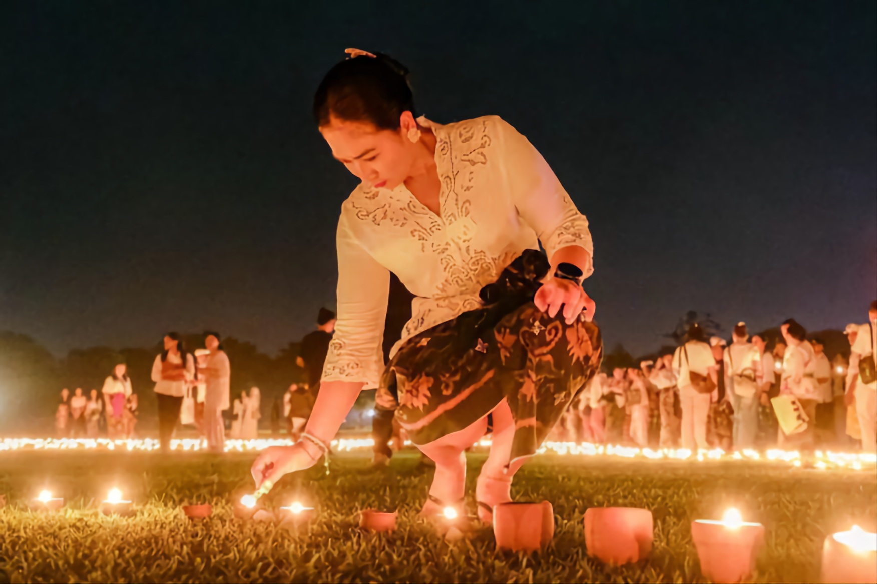 Deputy Minister of Tourism Ni Luh Puspa lights an oil lamp (dipa) during the Mahashivaratri ceremony at the Prambanan Temple complex in Sleman, Yogyakarta, Feb 15, 2026. (ANTARA)