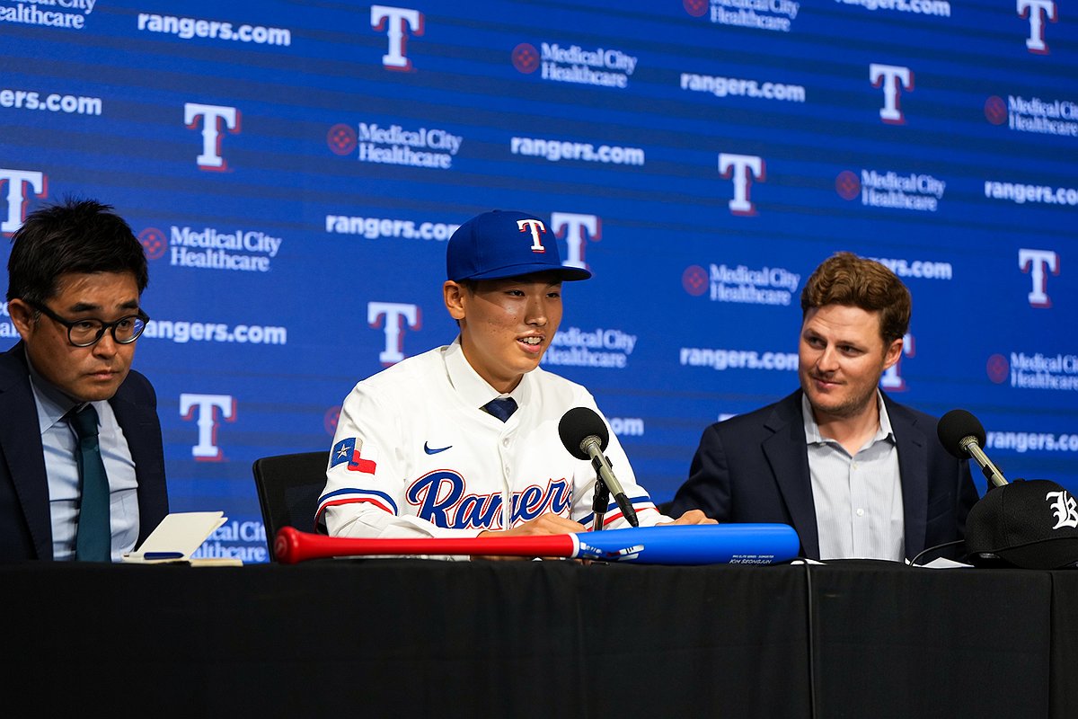 South Korean baseball player Kim Seong-jun (C) speaks at his introductory press conference after signing with the Texas Rangers at Globe Life Field in Arlington, Texas, on May 18, 2025, in this photo provided by the Rangers. (PHOTO NOT FOR SALE) (Yonhap)