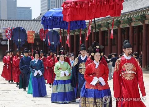 Royal stroll at Gyeongbok Palace