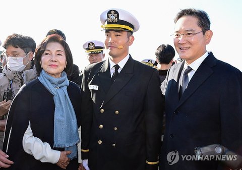 Samsung Electronics chair's son commissioned as Navy officer