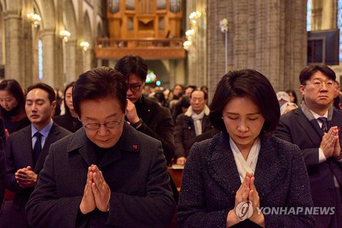 Lee, first lady attend Christmas Mass