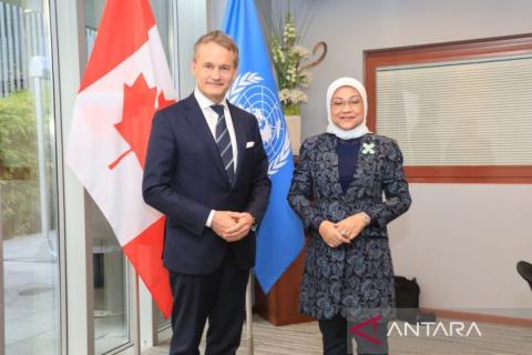 Indonesian Manpower Minister Ida Fauziyah (right) with Canadian Manpower Minister Seamus O'Regan during a meeting in Jenewa, Switzerland, on Wednesday, June 8, 2022. (ANTARA/HO-Kemnaker/rst)