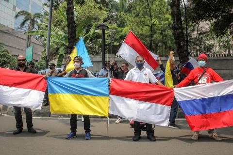 Some Indonesian people rallies calling for peace in Ukraine in Jakarta, Thursday (March 10, 2022). (ANTARA FOTO/Dhemas Reviyanto/foc)