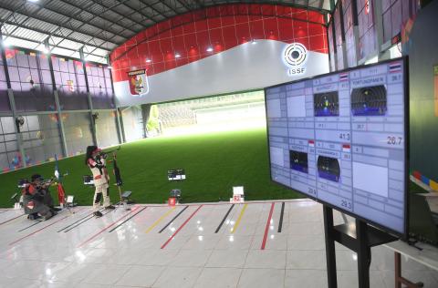 Indonesian athletes Diaz Kusumawardani (right) dan Fathur Gustafian (left) aims the target during the final of 50m rifle 3 positions mixed team ISSF Grand Prix Rifle/Pistol in Jakarta, Wednesday (16/2/2022). ANTARA FOTO/Akbar Nugroho Gumay/YU
